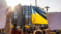 People on a demo waving Ukraine flags